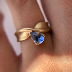 1.06ct Sapphire Twist Ring [on hand]