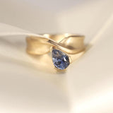 1.06ct Sapphire Twist Ring [flat lay]