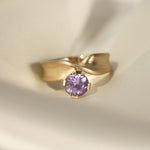 1.45ct_purple_sapphire_twist_ring_1 [flat lay]