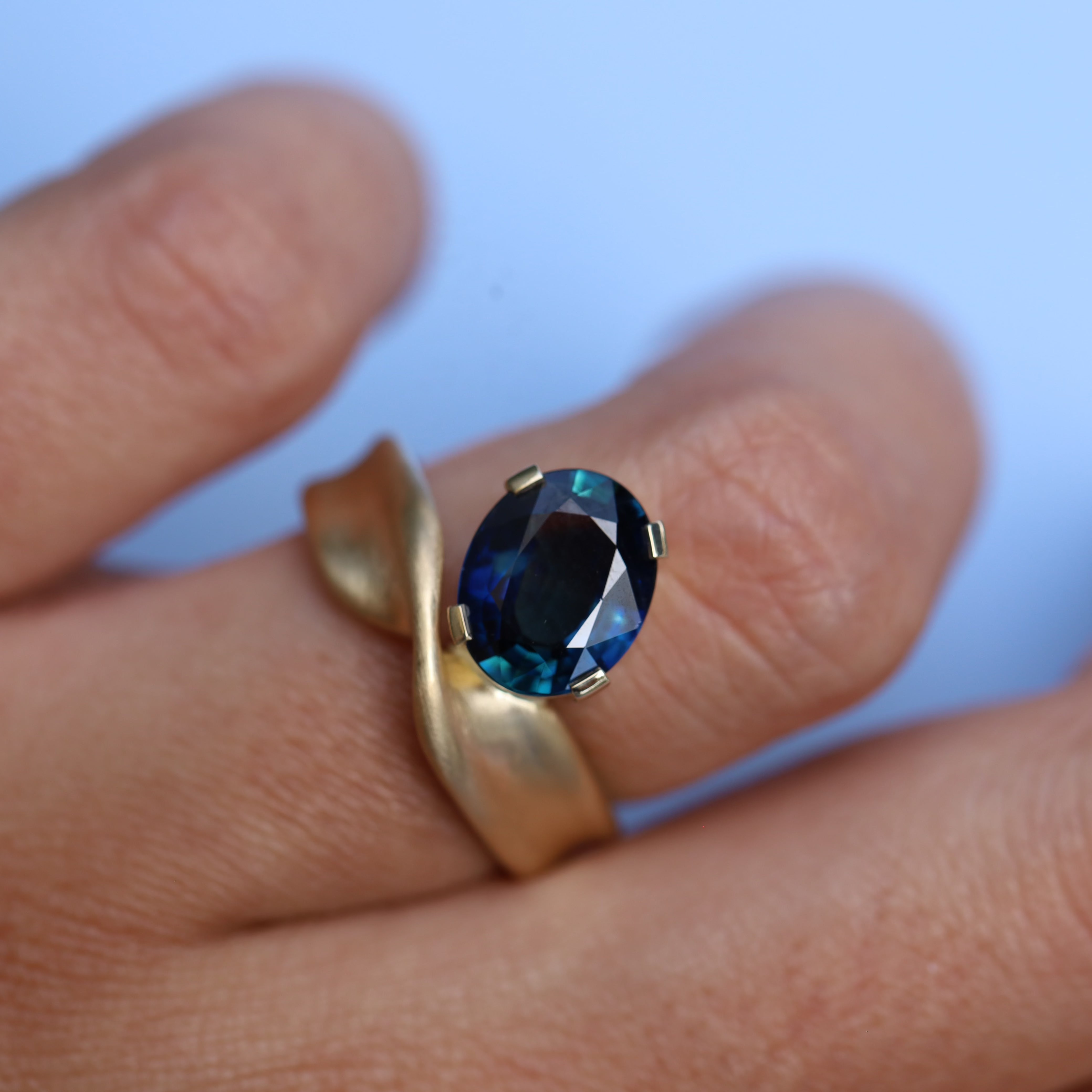 2.67ct Oval Sapphire Twist Ring [on hand]