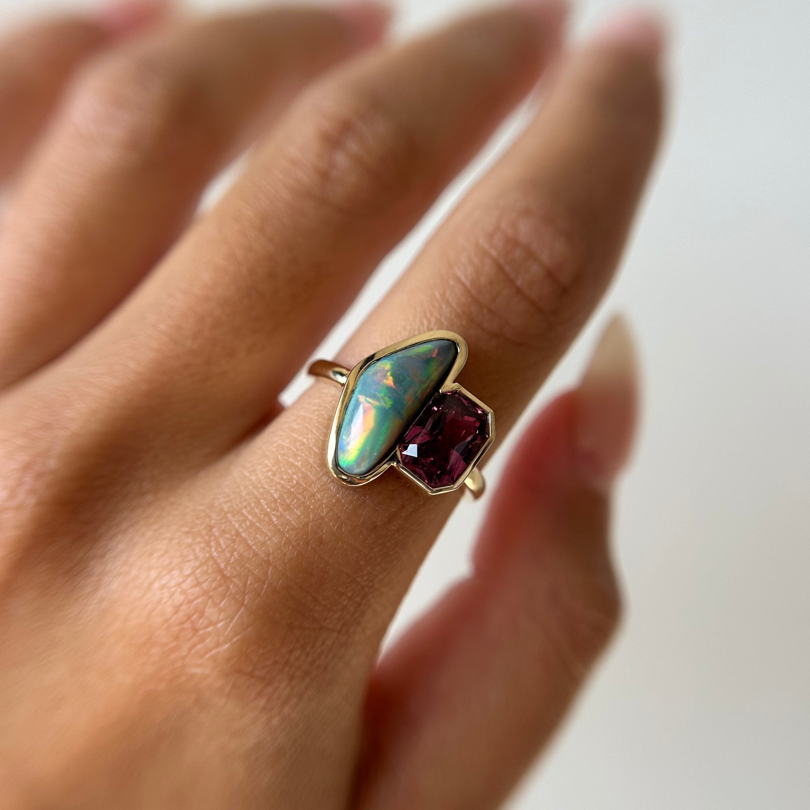 3.15ct Opal and 2.32ct Sapphire Ring [on hand]