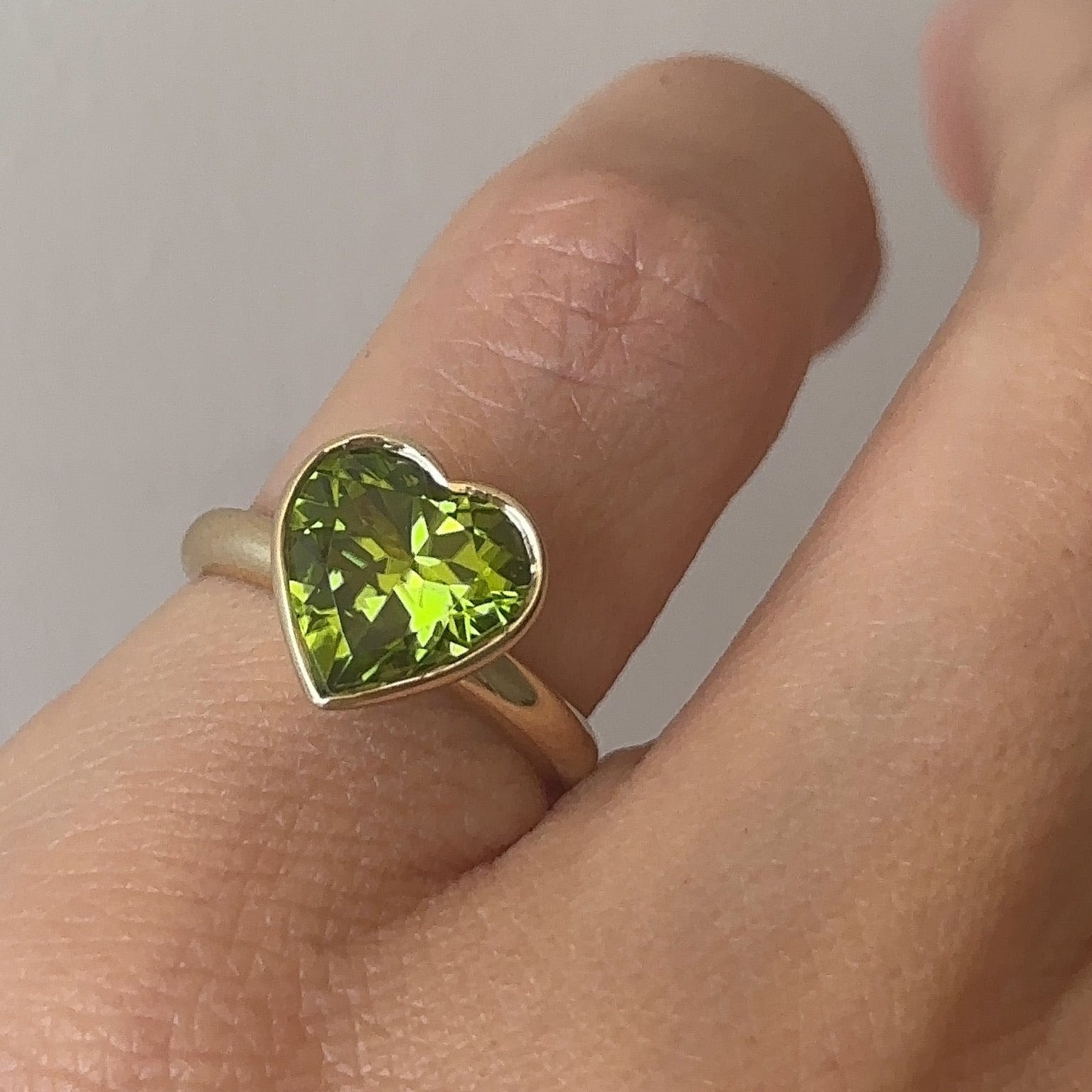 3.44ct Peridot Bezel Heart Ring [on hand]